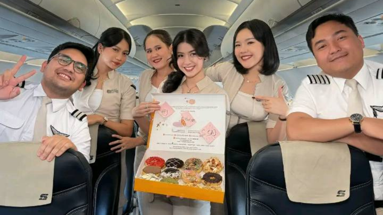 Tia Athaaya Flight Attendant