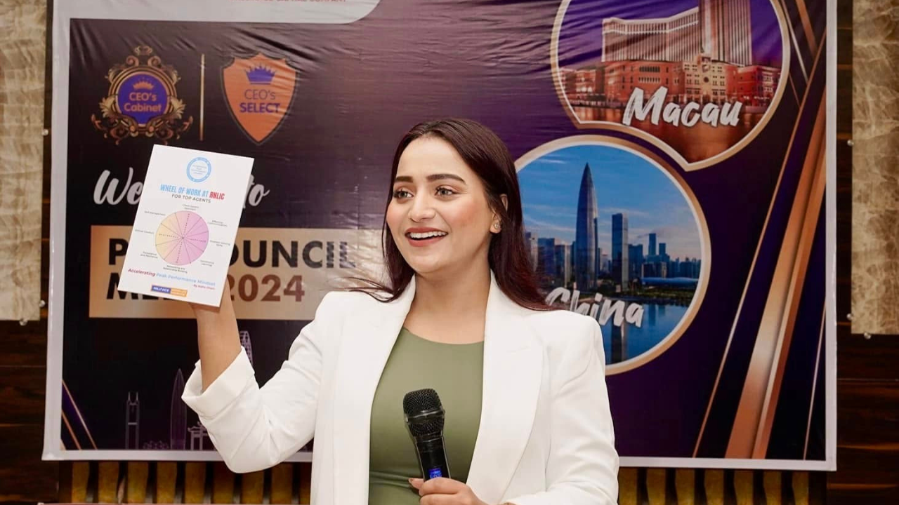 Aisha Ghani receiving Global Happiness Coach Award 2023