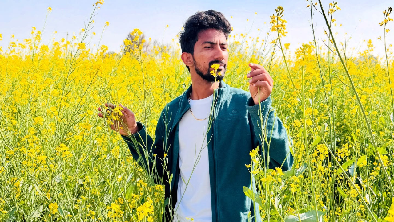 Shyam Rangeela speaking during his political campaign from Varanasi in 2024 elections