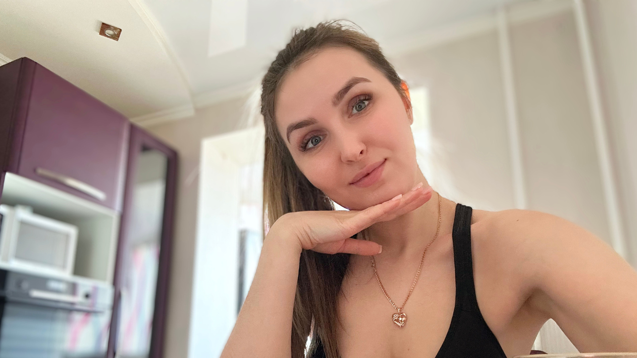 Alina Rai & Sasha Paradise Biography 2025 – Net Worth, Career, and Lifestyle