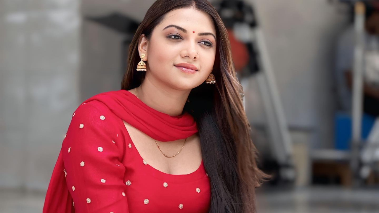 Raksha Gupta Bhojpuri actress in movie Thik Hai with Dinesh Lal Yadav Nirahua