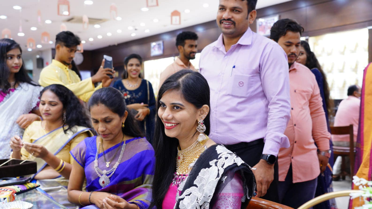 Dr Noori Parveen – Education & Awards